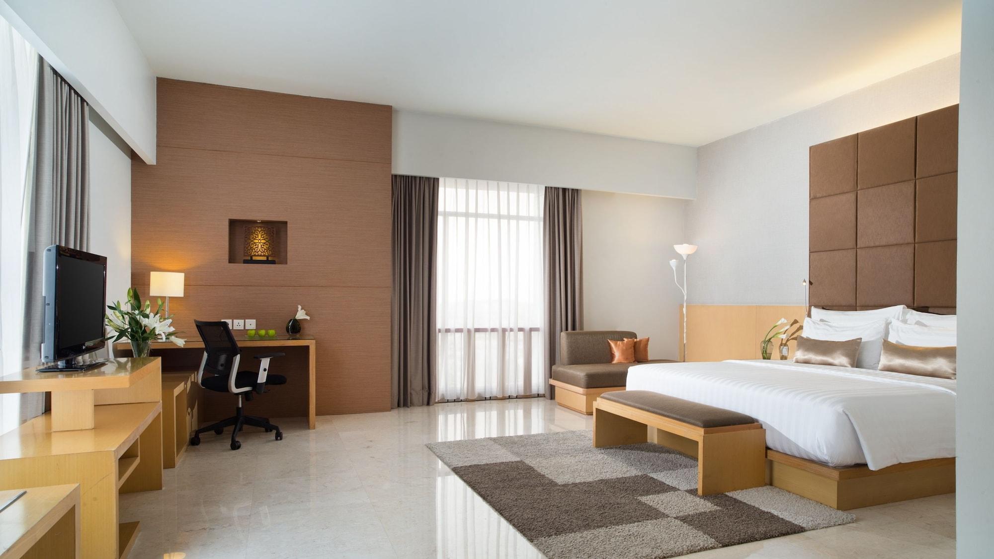 Santika Premiere Dyandra & Convention - 4*
