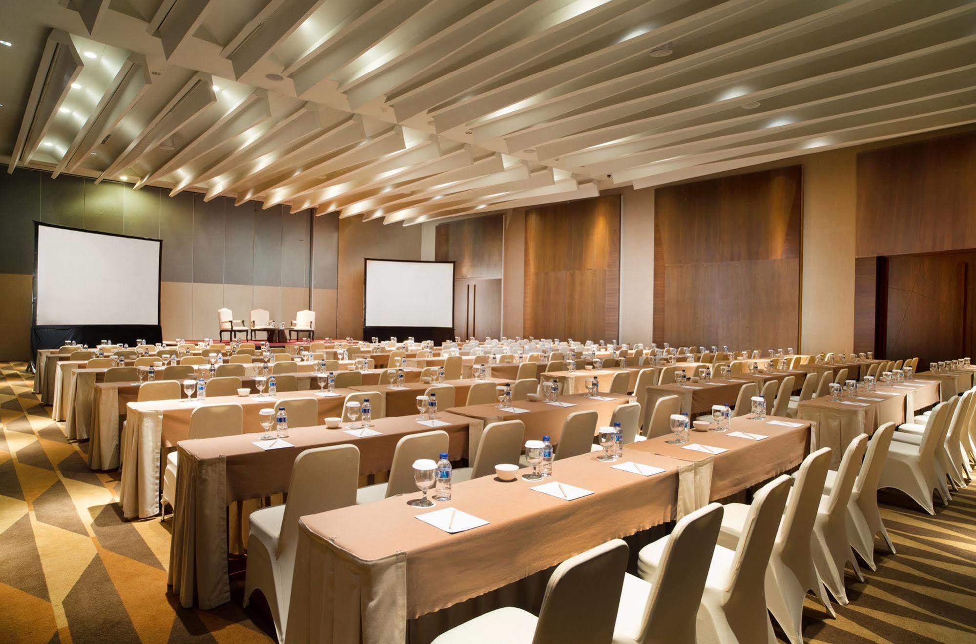 Santika Premiere Dyandra & Convention - 4* Medan